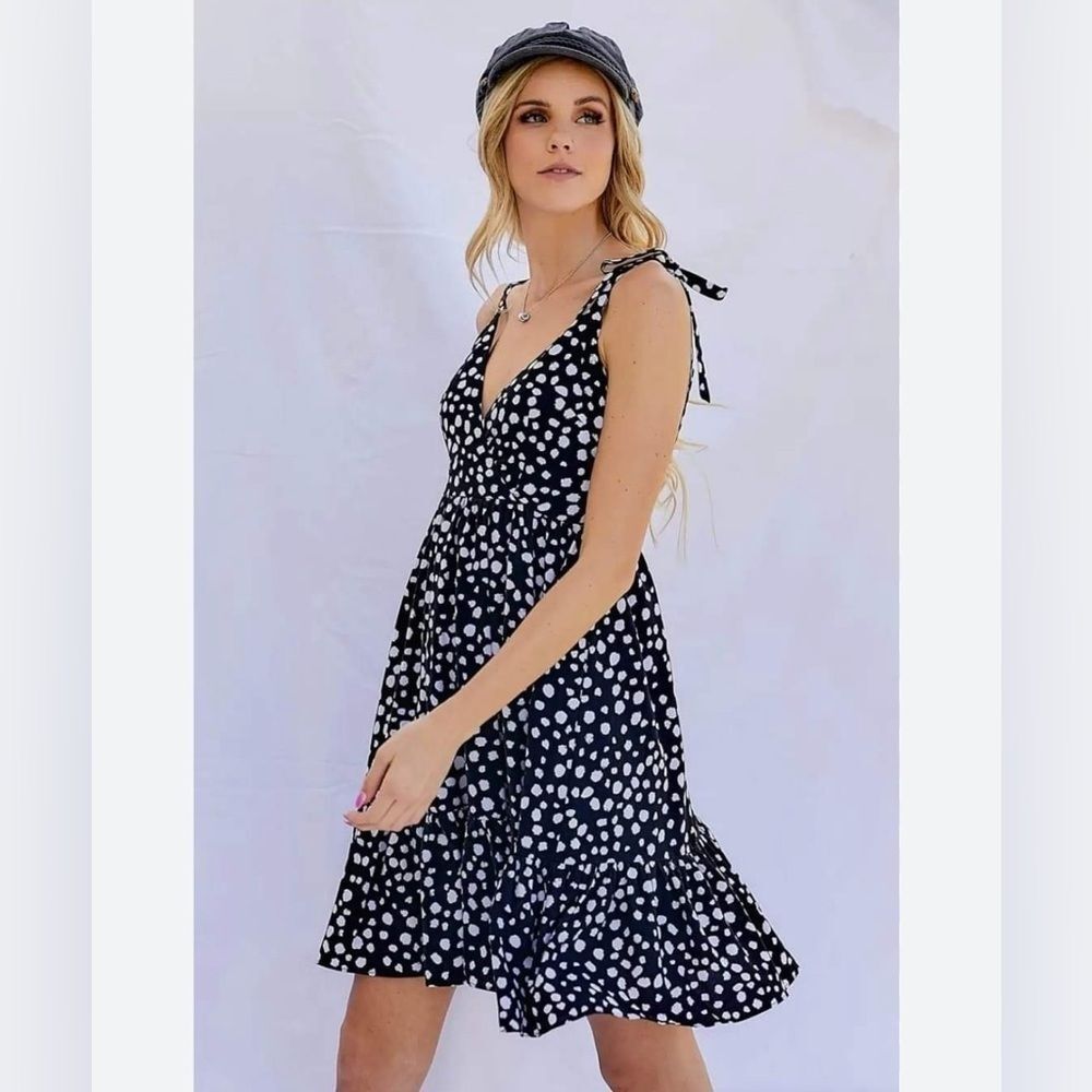 Davi & Dani Black & White Dot Ruffle Tiered Tie V Neck Size Medium Mini Dress